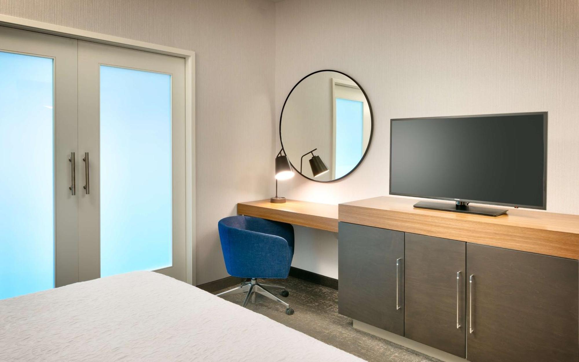 One-Bedroom King Suite Bunk Bed Bathtub Sofa Bed Communication Assistance,1551966268:JPEG