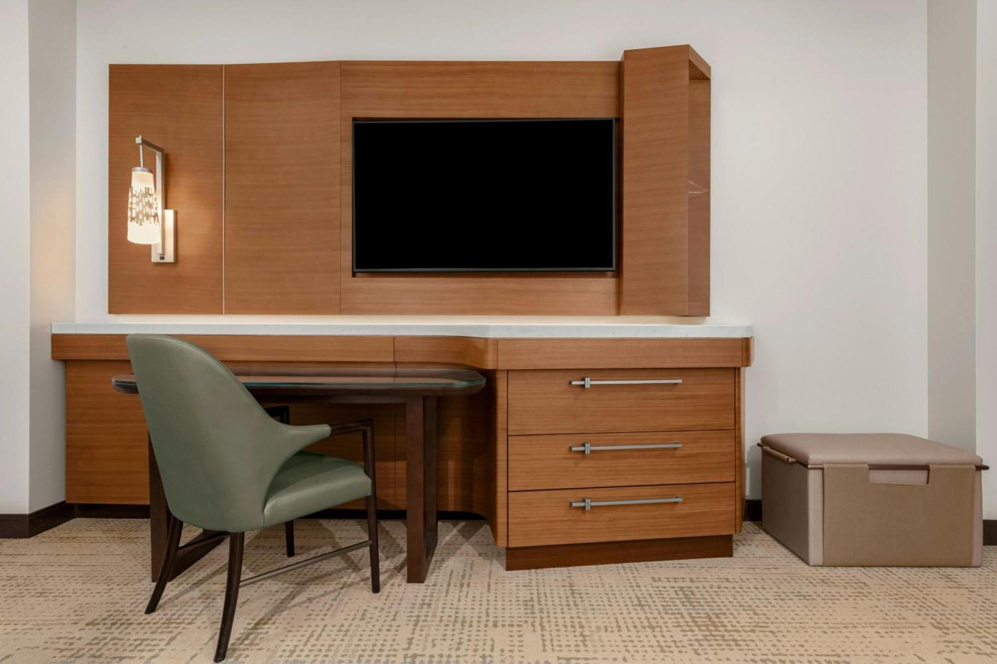 Deluxe Queen Room with City View